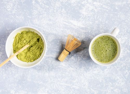 kratom powder and tea with a mixer on a marble table