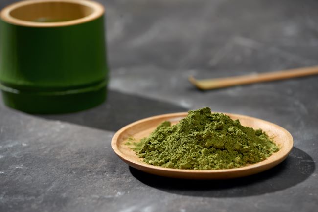 Image of kratom powder on a small wooden bowl for serving